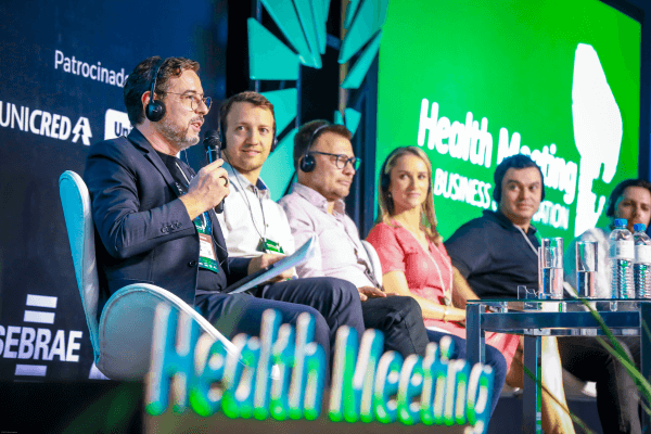 HED recebe prêmio e assina termo de cooperação durante Health Meeting