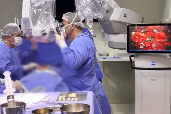 Hospital Tacchini inaugura equipamento para cirurgias microscópicas
