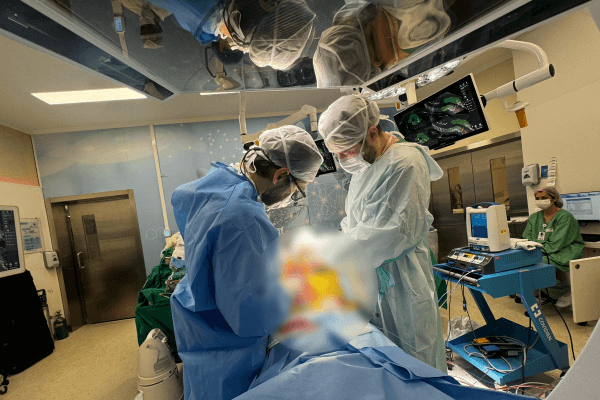 Hospital Moinhos realiza cirurgia com braço robótico em tumor raro na coluna