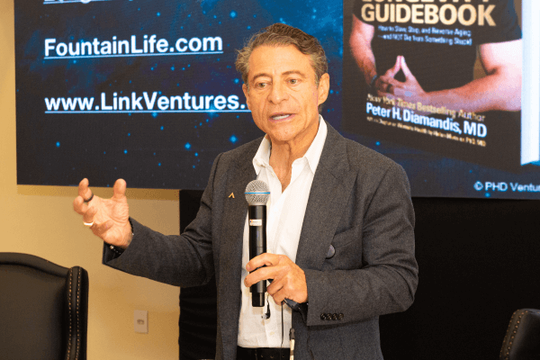 Referência mundial em tecnologias exponenciais alerta CEOs de hospitais sobre as mudanças no setor da saúde-