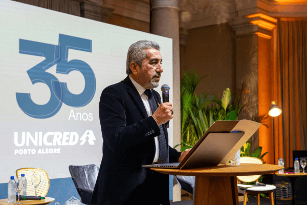 Unicred Porto Alegre celebra 35 anos com livro que resgata memória e identidade cooperativista
