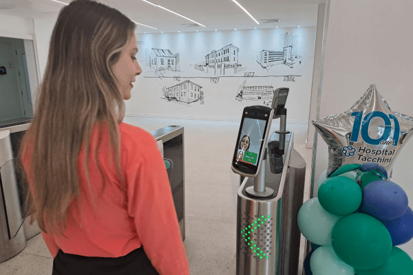 Hospital Tacchini moderniza recepção com biometria facial para ampliar agilidade e segurança