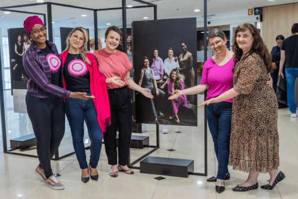 Outubro Rosa ganha passarela no Hospital Moinhos de Vento com exposição que celebra força e prevenção