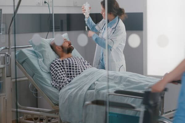 Acompanhamento de pacientes em UTIs gera economia de R$ 1 milhão mensais