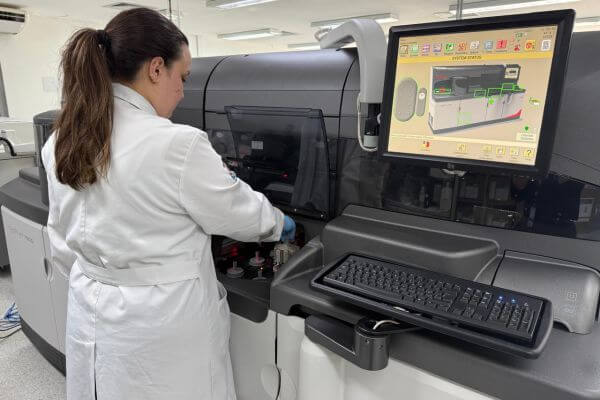 Hospital São Lucas da PUCRS adota tecnologia que economiza 6,7 milhões de litros de água por ano no laboratório de análises clínicas