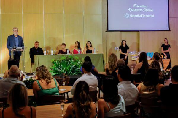 Hospital Tacchini realiza formatura da Residência Médica 2026 em Pediatria e Clínica Médica