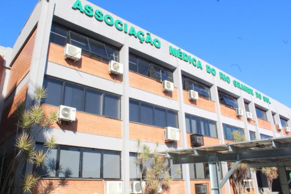 Cerimônia da AMRIGS celebra novas diretorias de Sociedades Médicas e fortalece integração científica no RS