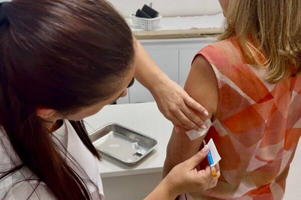 Hospital São Lucas da PUCRS inicia estudo inédito no Brasil com vacina contra dengue para voluntários 60+