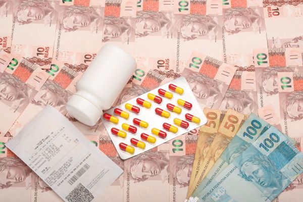 Reajuste de medicamentos entra em vigor e pressiona custos corporativos: quem paga essa conta?