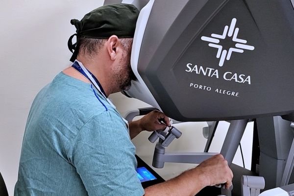 Santa Casa de Porto Alegre atinge 50 cirurgias robóticas pediátricas e consolida maturidade assistencial em tecnologia cirúrgica