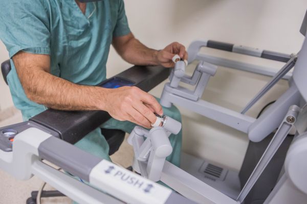 Santa Casa de Porto Alegre realiza reconstrução de bexiga pediátrica inédita com tecnologia robótica