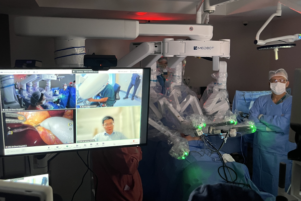 Hospital Mãe de Deus realiza telecirurgia de 18.900 km entre China e Brasil