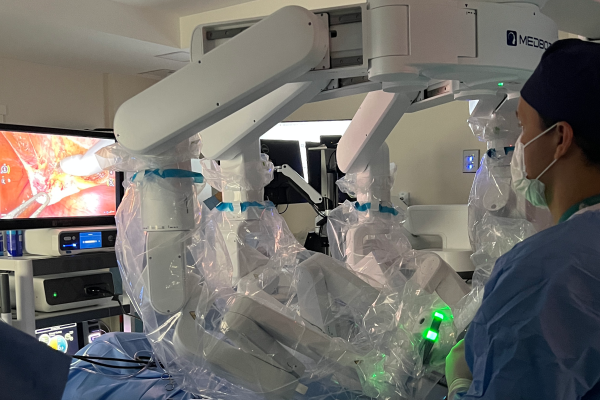 Cirurgia robótica conecta Brasil, Panamá e Chile com participação do Hospital Mãe de Deus