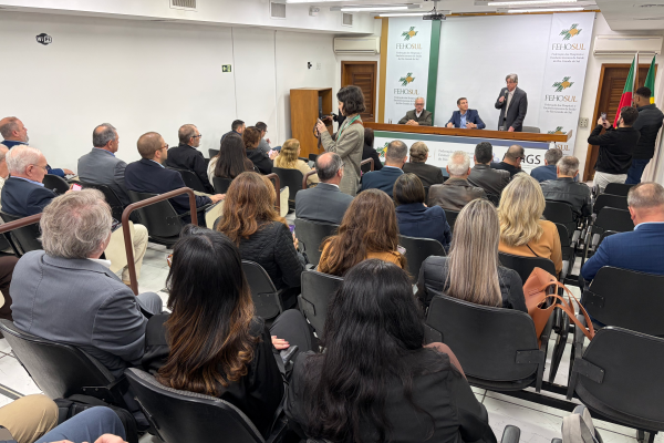 FEHOSUL debate sustentabilidade na saúde gaúcha com chapa de Gabriel Souza, representada pele vice Ernani Polo