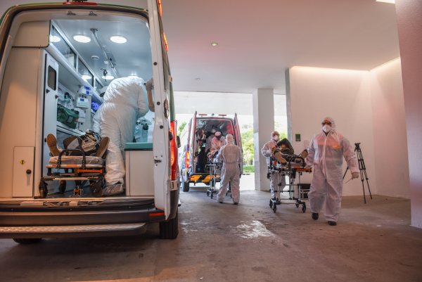 Simulado de risco biológico testa integração entre aeroporto e hospital em Porto Alegre