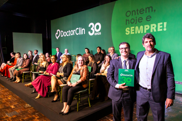 Doctor Clin celebra 30 anos com lançamento de livro que reúne histórias de clientes, médicos e colaboradores