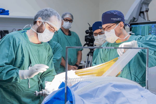 Simpósio da Santa Casa leva neurocirurgia em 3D para sala de cinema em Porto Alegre