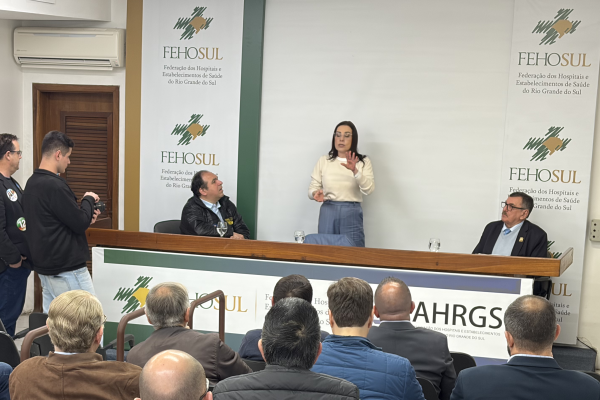 Na FEHOSUL, Juliana Brizola assume compromisso de diálogo permanente e recuperação do IPE